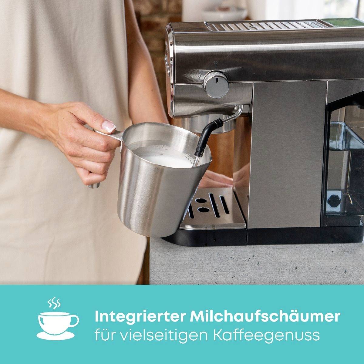 'Person schäumt Milch mit integriertem Milchaufschäumer einer Kaffeemaschine auf; Text: Integrierter Milchaufschäumer für vielseitigen Kaffeegenuss.'