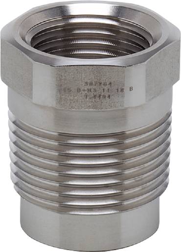 'Nahaufnahme eines metallischen Wellrohrs mit sechseckiger Mutter, vermutlich Teil eines mechanischen oder hydraulischen Systems.'