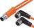 Ein orangefarbenes Kabel mit Metallstecker an einem Ende und zwei schwarzen Winkelsteckern am anderen Ende, geeignet für industrielle Anwendungen.