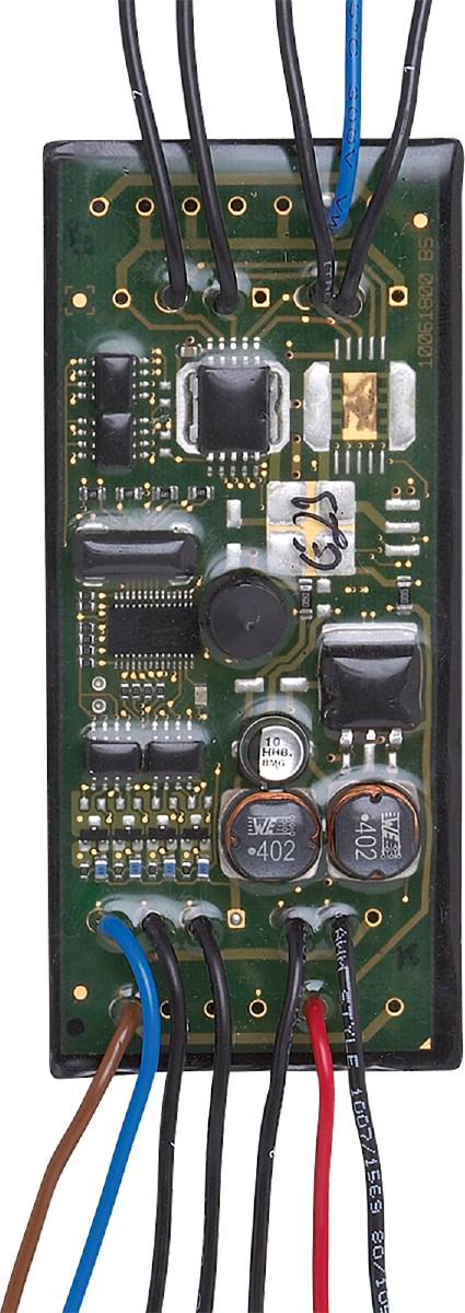 Eine Nahaufnahme einer elektronischen Platine mit verschiedenen Bauelementen wie Kondensatoren, Widerständen und IC-Chips.