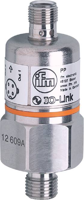 Nahaufnahme eines zylindrischen industriellen Sensors mit dem Logo 'ifm' und 'IO-Link'. Text 'Made in Germany' sichtbar.