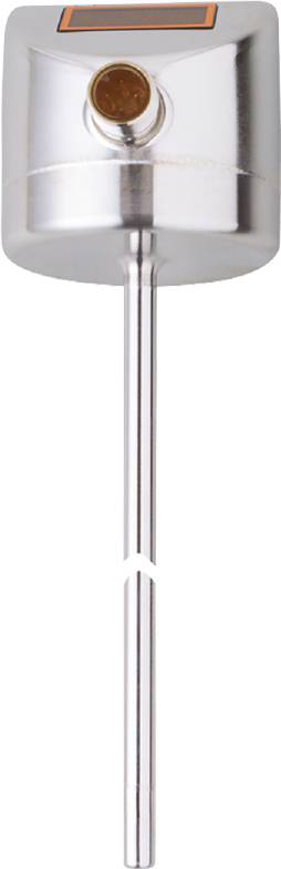 Ein langer, schmaler Metallstab steht vertikal auf einem weißen Hintergrund.