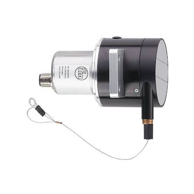 Industrieller Sensor mit schwarzem Gehäuse und ifm-Logo auf silberner Fläche, montiert mit Kabelverbindung.