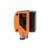 Ein orange-schwarzer Sensor mit mehreren Anschlüssen, der zur industriellen Automatisierung verwendet wird. Marke 'ifm', Modell O2IR05.