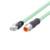 Ein grünes Netzwerkkabel mit RJ45-Stecker links und rundem Steckverbinder rechts, auf schwarzem Hintergrund.