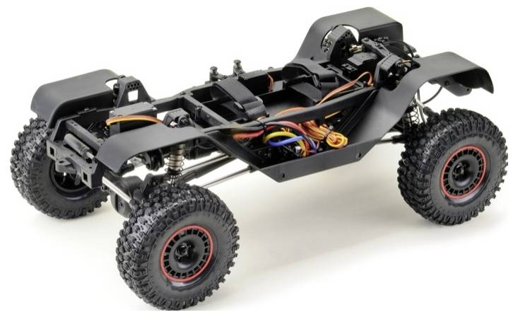 RC-Auto-Chassis mit Offroad-Reifen, Federung und sichtbarer Kabelverbindung. Geeignet für ferngesteuerte Geländefahrzeuge.