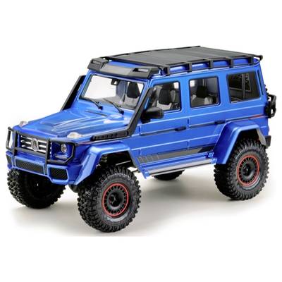 Blauer Geländewagen mit schwarzen Details und großen Reifen, parkend. Modell eines robusten Autos für Offroad-Fahrten.