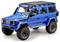 Blauer Geländewagen mit schwarzen Details und großen Reifen, parkend. Modell eines robusten Autos für Offroad-Fahrten.