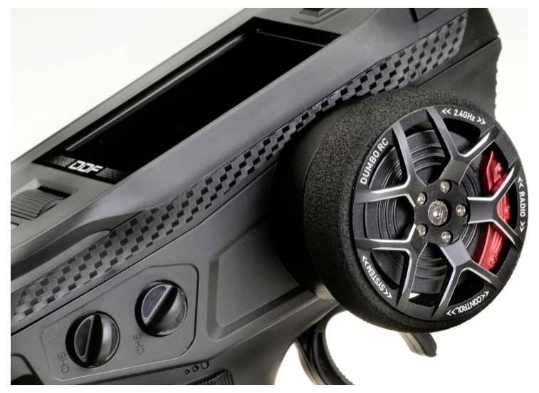 Nahaufnahme einer schwarzen Fernbedienung mit Steuerrolle. Die Rolle hat das Logo 'DumboRC' und rote Akzente.