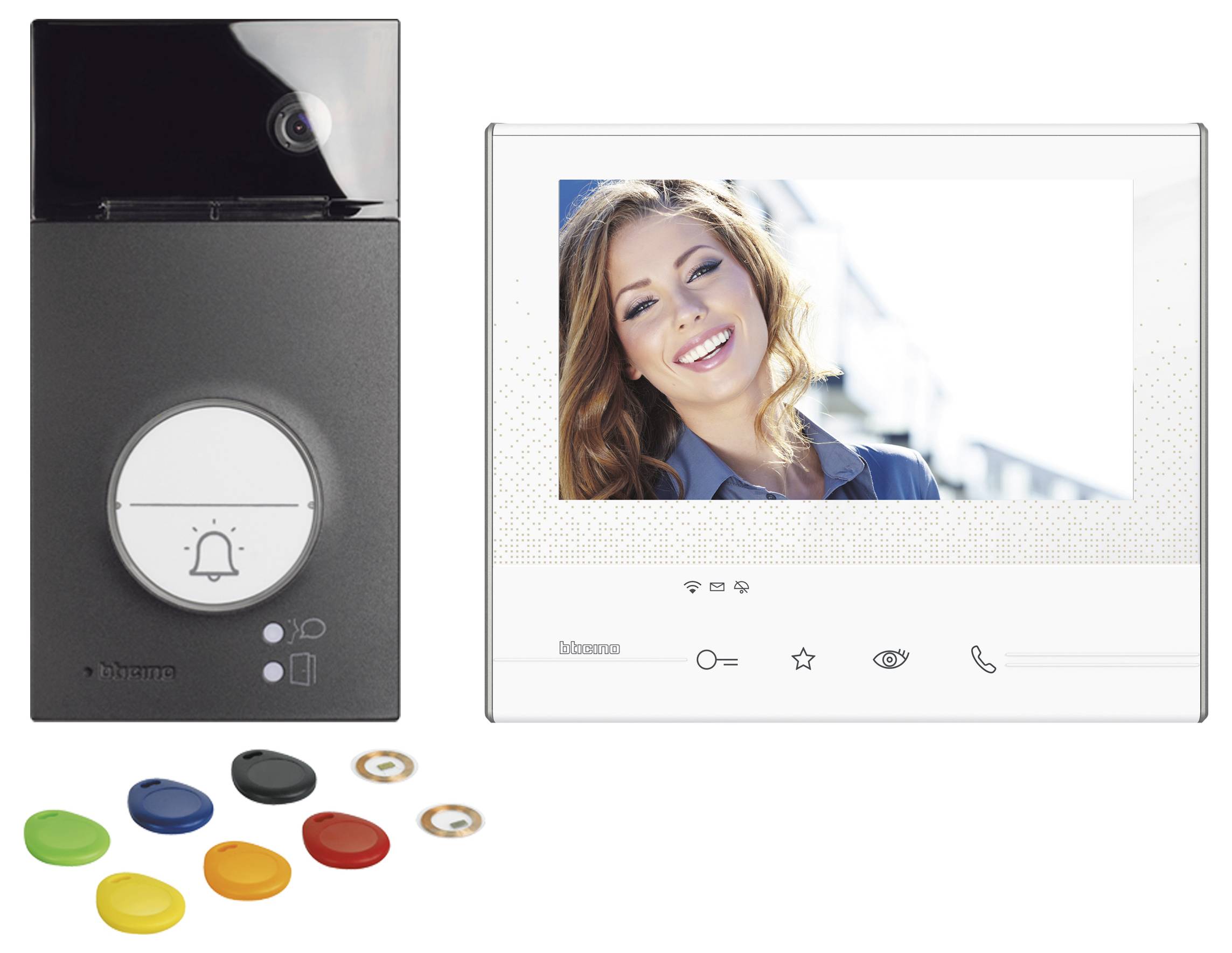 Videotürklingel mit Monitor. Links: Klingel mit Kamera und austauschbaren Farbtasten. Rechts: Monitor zeigt Bild einer lächelnden Person.