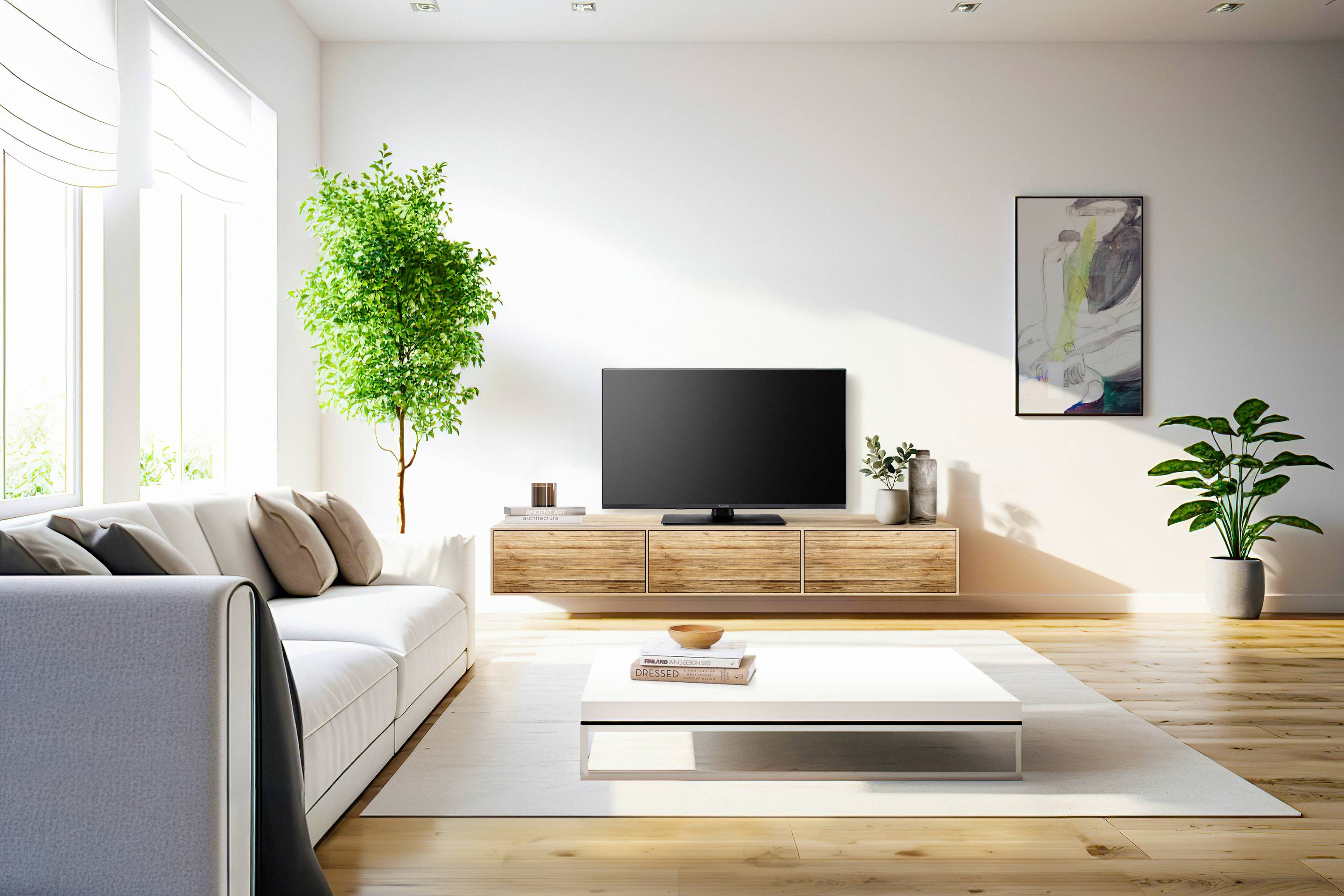 Helles Wohnzimmer mit weißem Sofa, Flachbildfernseher, Holzmöbeln und Pflanzen, beleuchtet durch große Fenster, die Sonnenlicht hereinlassen.