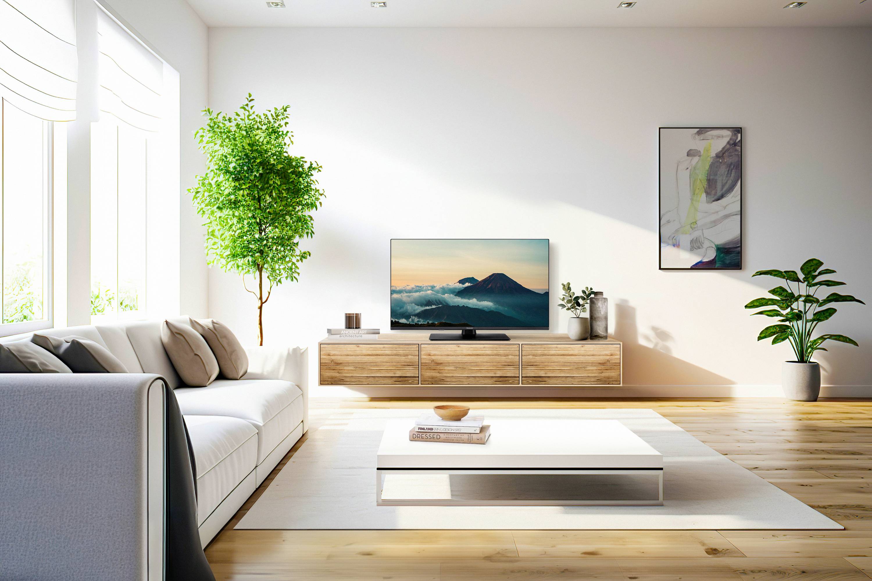 Modernes Wohnzimmer mit hellem Sofa, Holztisch und TV auf einem niedrigen Holzschrank. Sonnige Ausstrahlung durch großes Fenster.