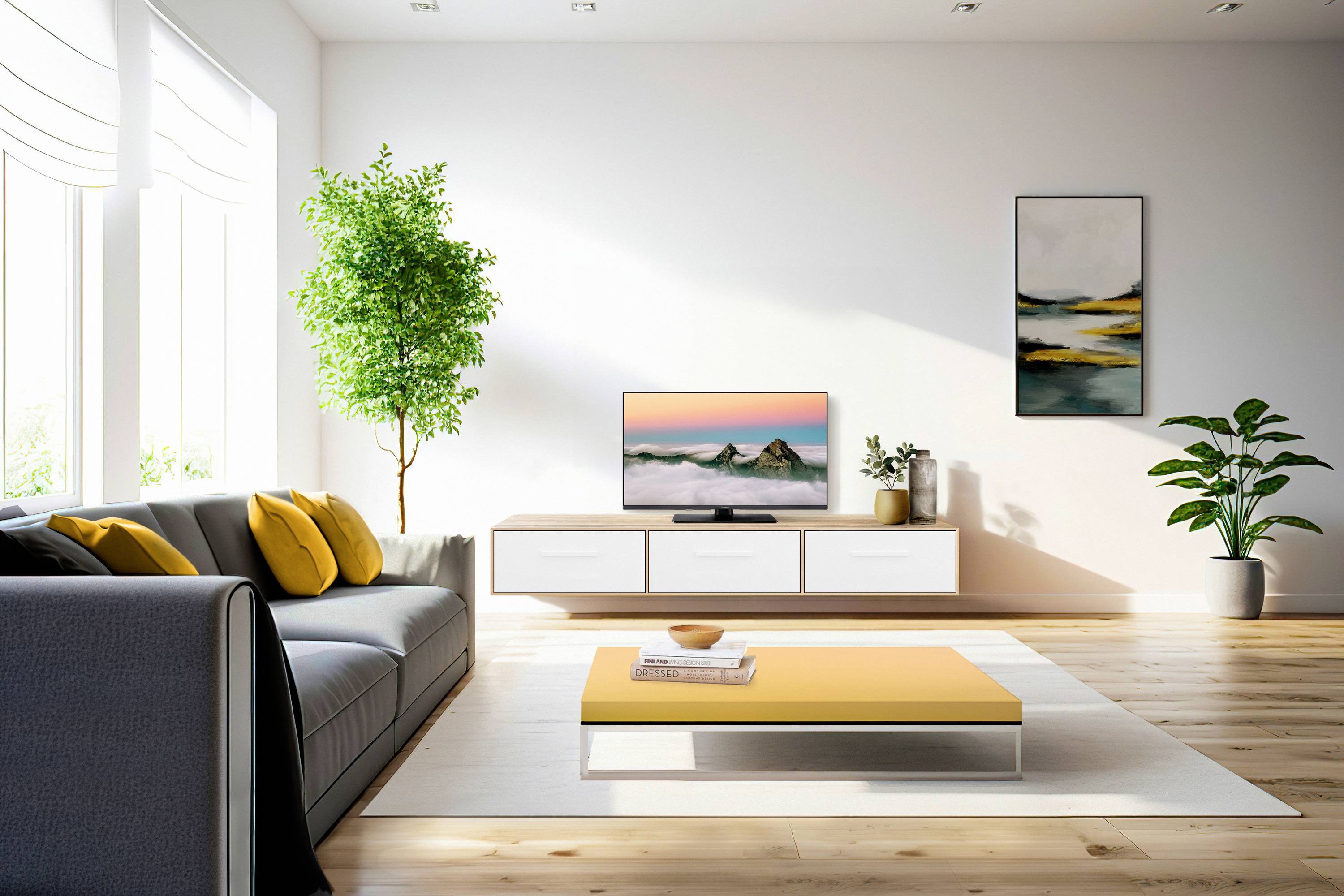 Ein modernes Wohnzimmer mit grauem Sofa, gelbem Couchtisch und einem Fernseher auf einer weißen Konsole. Grünpflanzen dekorieren den Raum.