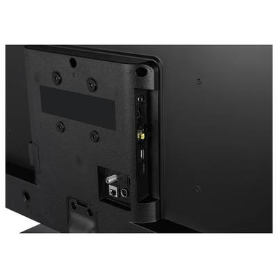 Rückseite eines schwarzen Fernsehers mit offenen Anschlussfächern. Sichtbar sind HDMI-, USB- und Antennenanschlüsse.