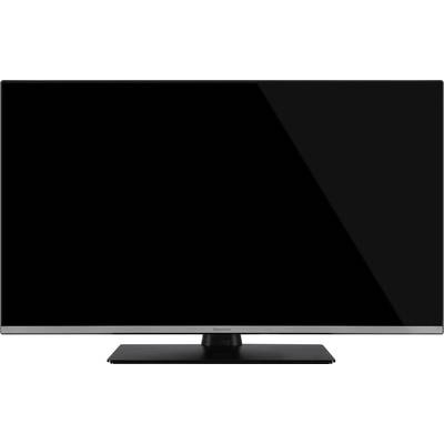 Ein schwarzer Flachbildfernseher auf einem Standfuß vor einem weißen Hintergrund.