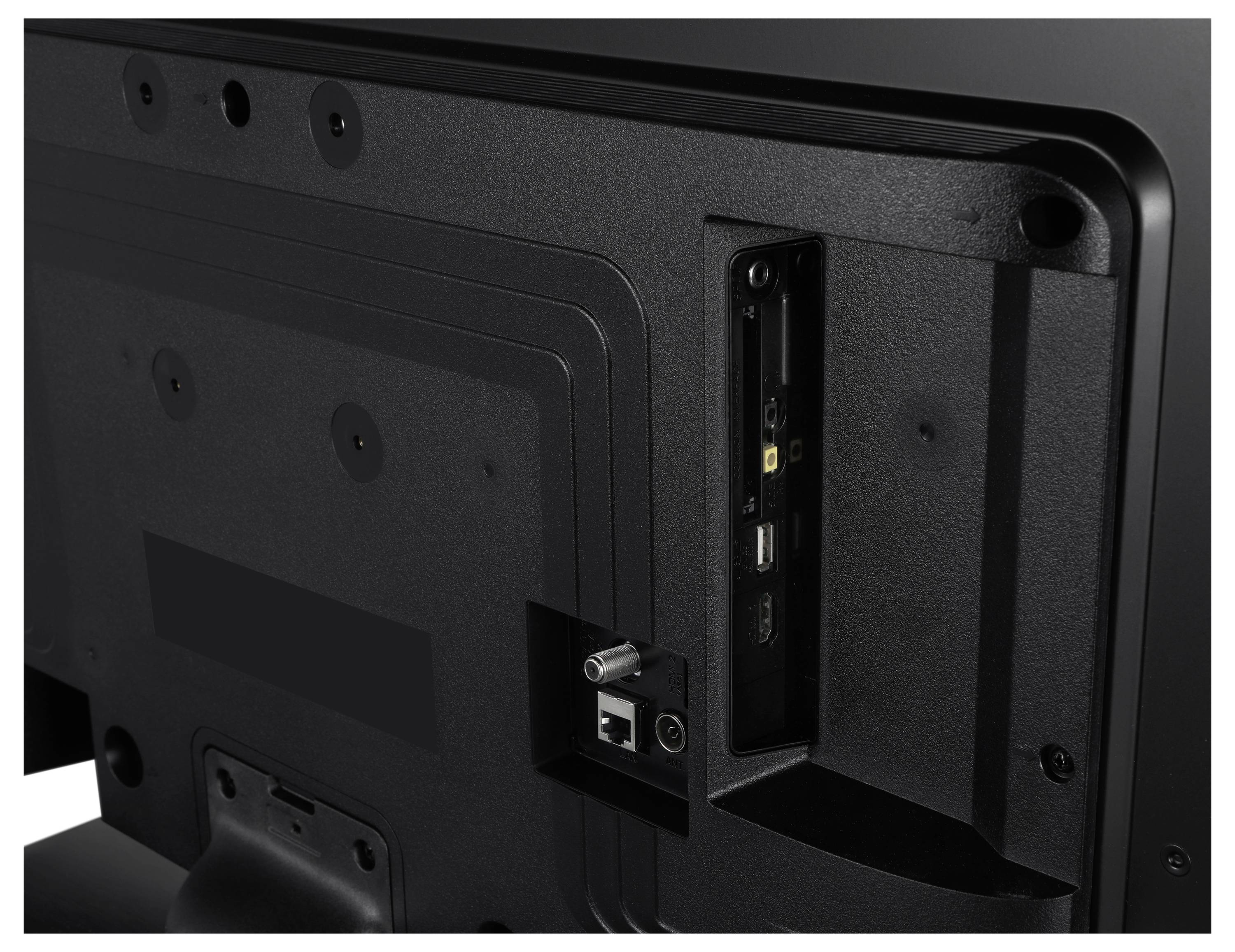 Rückseite eines Fernsehers mit mehreren Anschlussmöglichkeiten wie HDMI, USB-Ports und Ethernet-Anschluss.