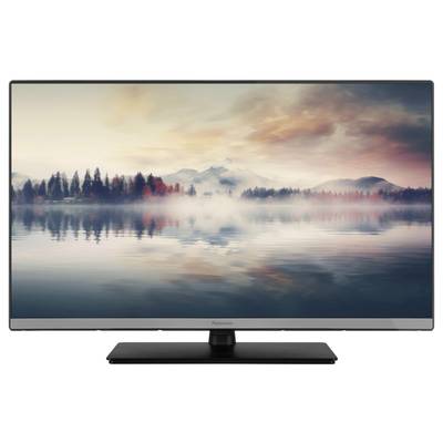Flachbildfernseher mit einem ruhigen See als Bildschirmhintergrund, umgeben von nebeligen Bergen und herbstlichen Bäumen.