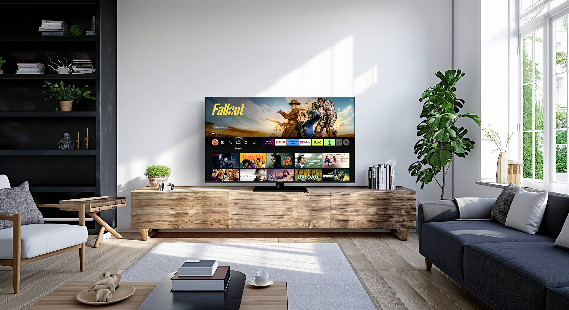 In einem modernen Wohnzimmer zeigt ein großer Fernseher eine Benutzeroberfläche mit Streaming-Apps und einem Film mit Westernmotiv.