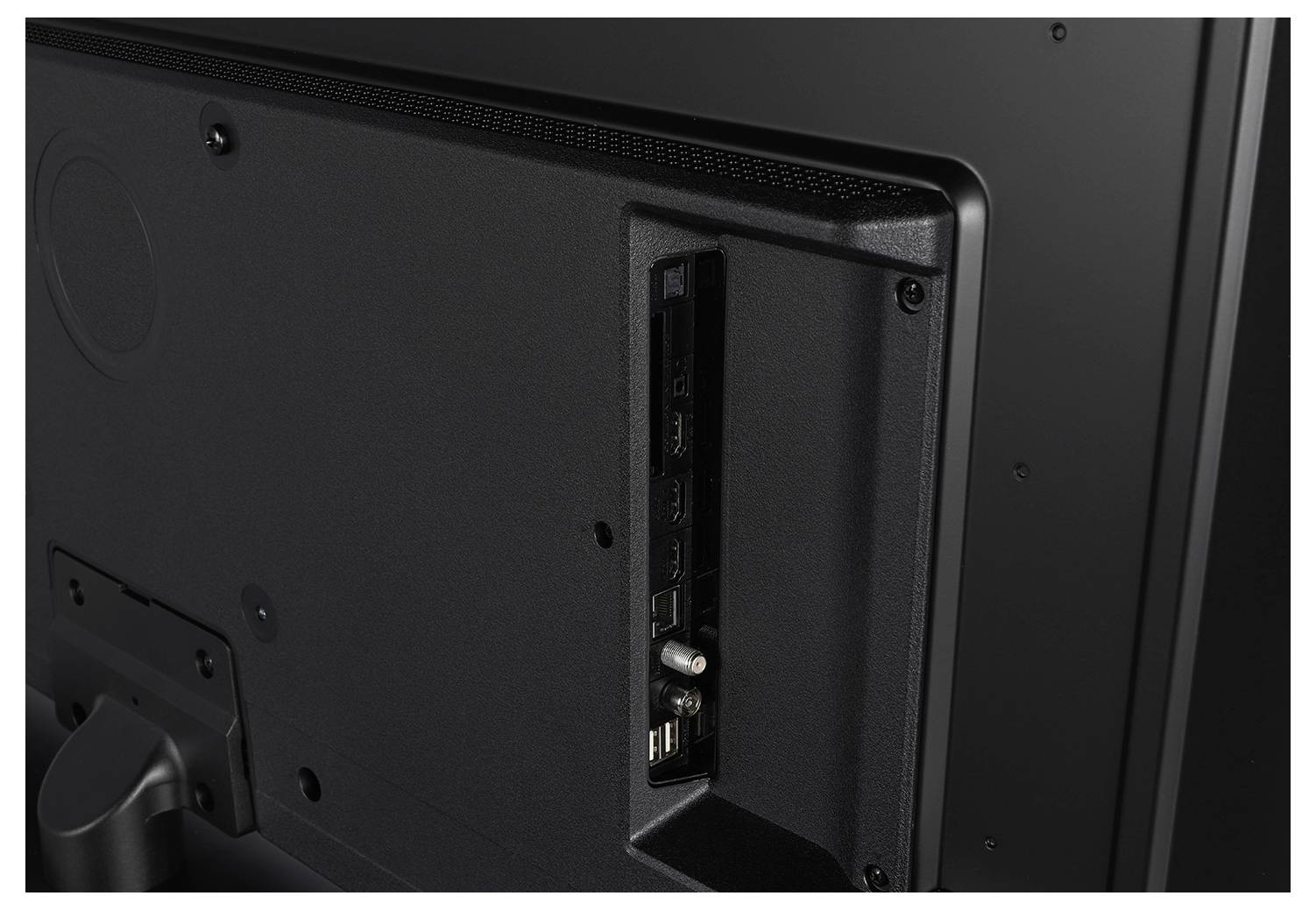TV-Rückseite zeigt Anschlussbereich mit HDMI-, USB- und Antenneneingängen.