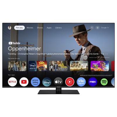 Ein Fernseher zeigt die Benutzeroberfläche von Google TV. 'Oppenheimer' wird vorgeschlagen, umgeben von anderen App-Icons wie Netflix und Disney+.