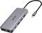 Ein grauer Laptop-Docking-Adapter mit USB-C-Kabel, mehreren USB-Anschlüssen, HDMI- und Ethernet-Anschlüssen. Markenname sichtbar.