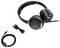 Schnurloses Headset mit Mikrofon und zwei Kabeln: USB-Ladekabel und Audiokabel mit Klinkenstecker.