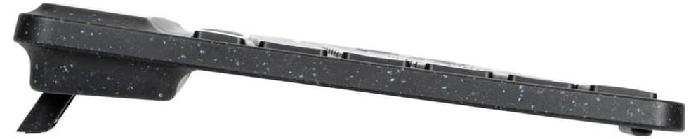 Eine flache, schwarze Computertastatur mit blauen Sprenkeln, seitliche Ansicht. Sie ruht leicht geneigt auf ausklappbaren Füßen.