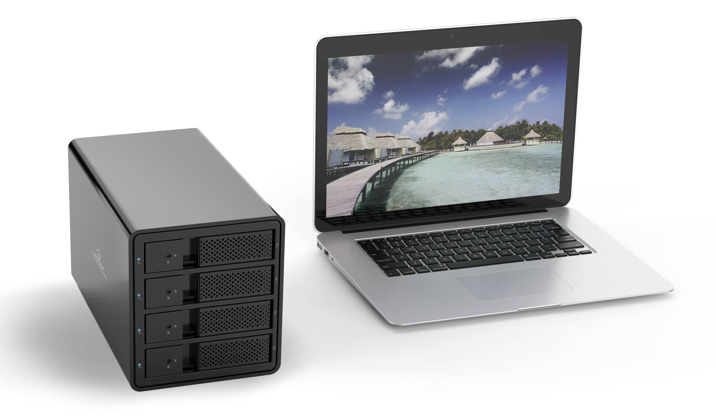 Ein Laptop zeigt ein Strandbild auf dem Bildschirm neben einem schwarzen Netzwerklaufwerk mit vier Festplatteneinschüben.