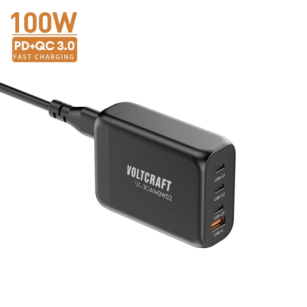 Ein USB-C Ladegerät mit 100W Leistung, PD+QC 3.0 Schnellladefunktion, zwei USB-C- und einem USB-A-Anschluss seitlich sichtbar.