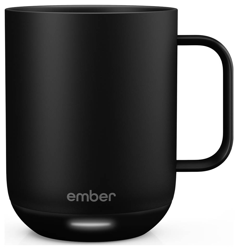 Eine schwarze Tasse mit dem Logo 'ember', die Temperatur haltend, auf einem weißen Hintergrund.