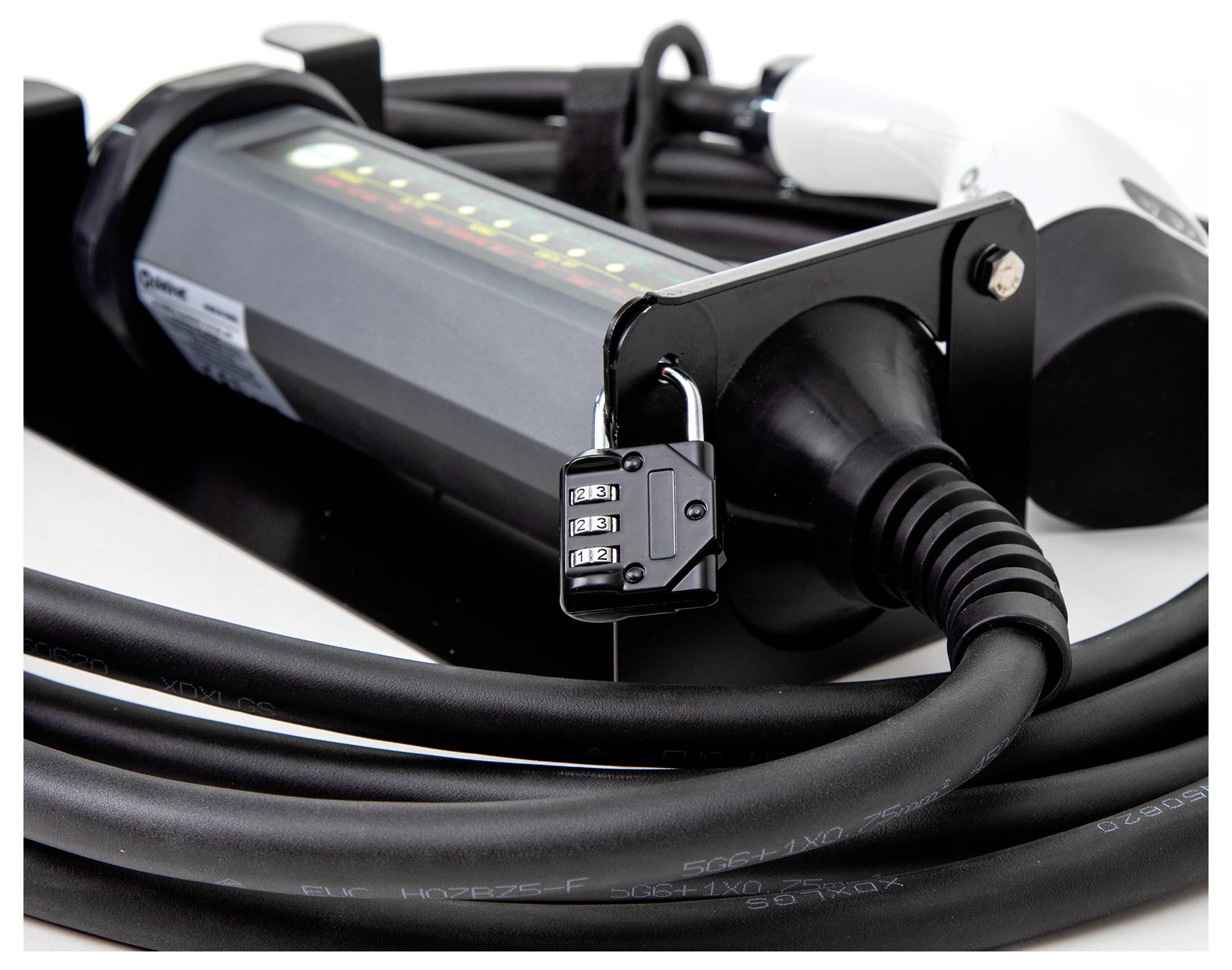 Elektroautoladekabel mit einem Zahlenschloss gesichert. Kabel ist aufgerollt und in einer Halterung fixiert.