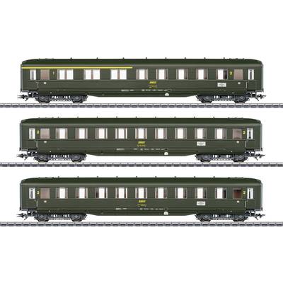 Drei grüne Personenwagen der Deutschen Reichsbahn auf Gleisen, zur Darstellung von Modellbahnzügen. Wagen mit gelber '2' für 2. Klasse.