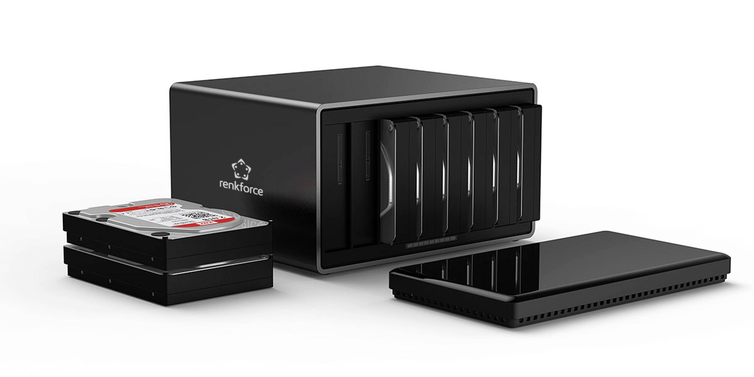 Ein schwarzes NAS-Gehäuse mit mehreren Festplatteneinschüben, daneben liegen zwei separate Festplatten und eine schwarze externe Festplatte.