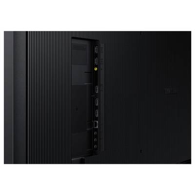 Rückseite eines Fernsehers mit mehreren HDMI-, USB- und Audioanschlüssen sichtbar; zeigt die Anschlussvielfalt des Geräts.