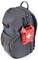 Ein grauer Rucksack mit einem roten Erste-Hilfe-Kit, das außen befestigt ist. Ideal für Outdoor-Aktivitäten oder Reisen.