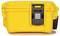 Gelber, robuster Hartschalenkoffer mit einem grauen Verschluss auf der Vorderseite; geeignet für sicheren Transport von Ausrüstung.