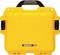 Ein leuchtend gelber Nanuk 908 Koffer mit schwarzem Griff und Verschlüssen, ideal zum Schutz empfindlicher Ausrüstung.