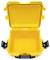 Offener, leuchtend gelber Schutzkoffer, leer, mit robuster Bauweise, schwarzem Verschluss und Griff, bereit für sicheren Transport.