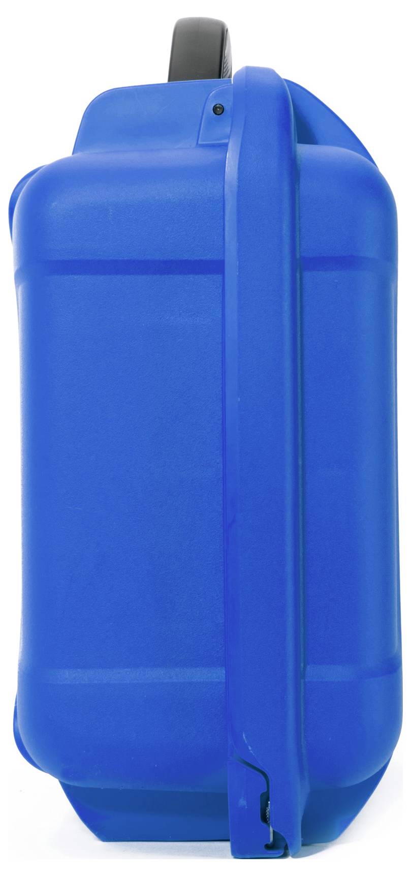 Blauer Hartschalen-Koffer, aufrecht stehend mit schwarzem Griff oben, vor weißem Hintergrund.