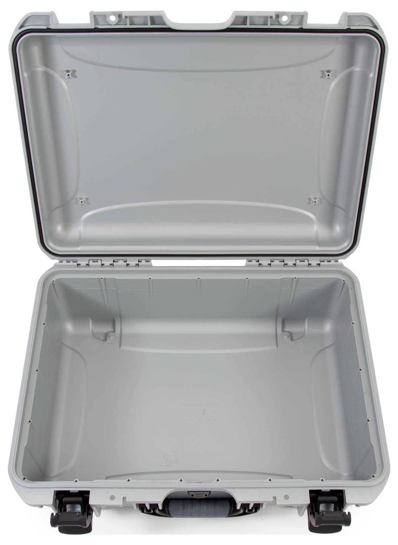 Grauer, leerer, offener Hartschalenkoffer mit Tragegriff, Scharniere und Verschlüsse sichtbar. Geeignet für robusten Transport.