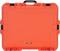 Ein leuchtend oranger, wetterfester Transportkoffer mit dem Markennamen 'NANUK 945' auf der Vorderseite, robust und verschließbar.