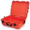 Oranger Schutzkoffer mit geöffnetem Deckel; robuster Kunststoff, mit Griff und Verschlüssen. Geeignet zum sicheren Transport von Ausrüstung.
