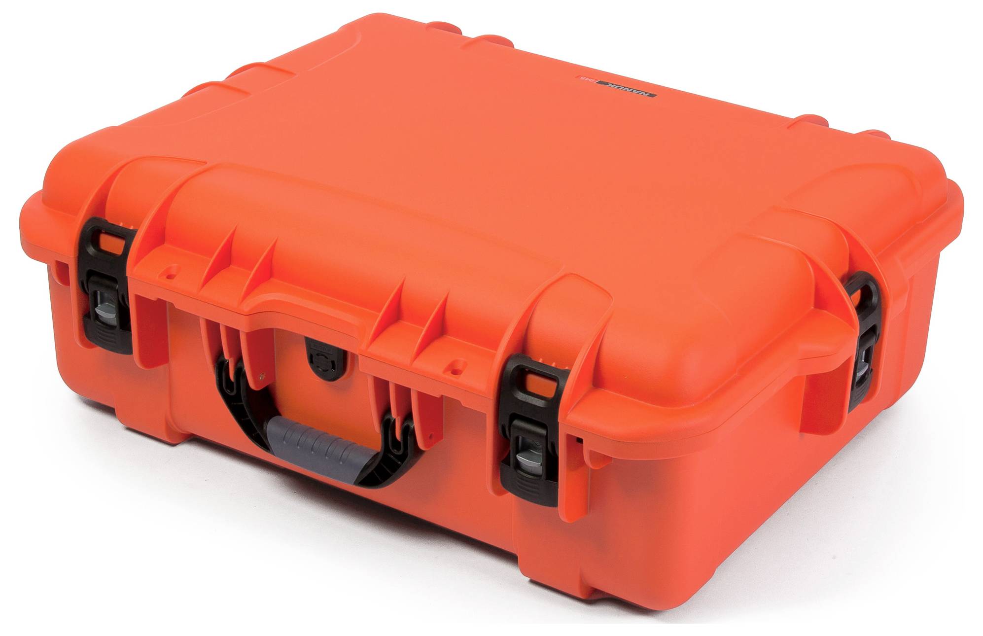 Ein geschlossener, robuster, leuchtend orangefarbener Schutzkoffer mit schwarzen Verschlüssen. Geeignet für den sicheren Transport von empfindlichem Inhalt.