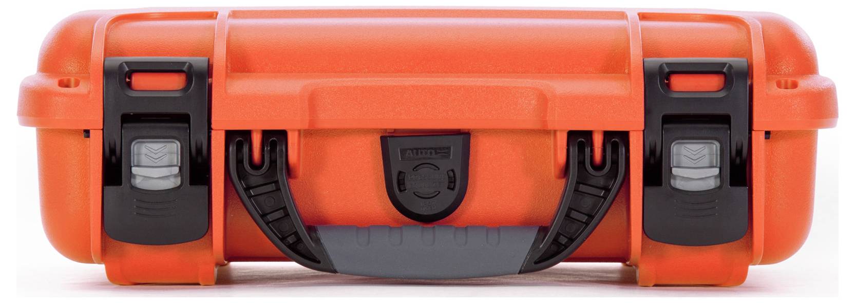 Ein robuster, orangefarbener Schutzkoffer mit schwarzen Verschlüssen und Griffen, geschlossen und bereit für den Transport.