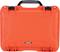 Ein leuchtend orangefarbener Hartschalenkoffer mit schwarzem Griff, Markenname 'NANUK' vorn sichtbar.