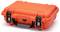 Ein robuster, orangefarbener Schutzkoffer mit schwarzem Griff und Schnallen, ideal für den sicheren Transport empfindlicher Geräte.