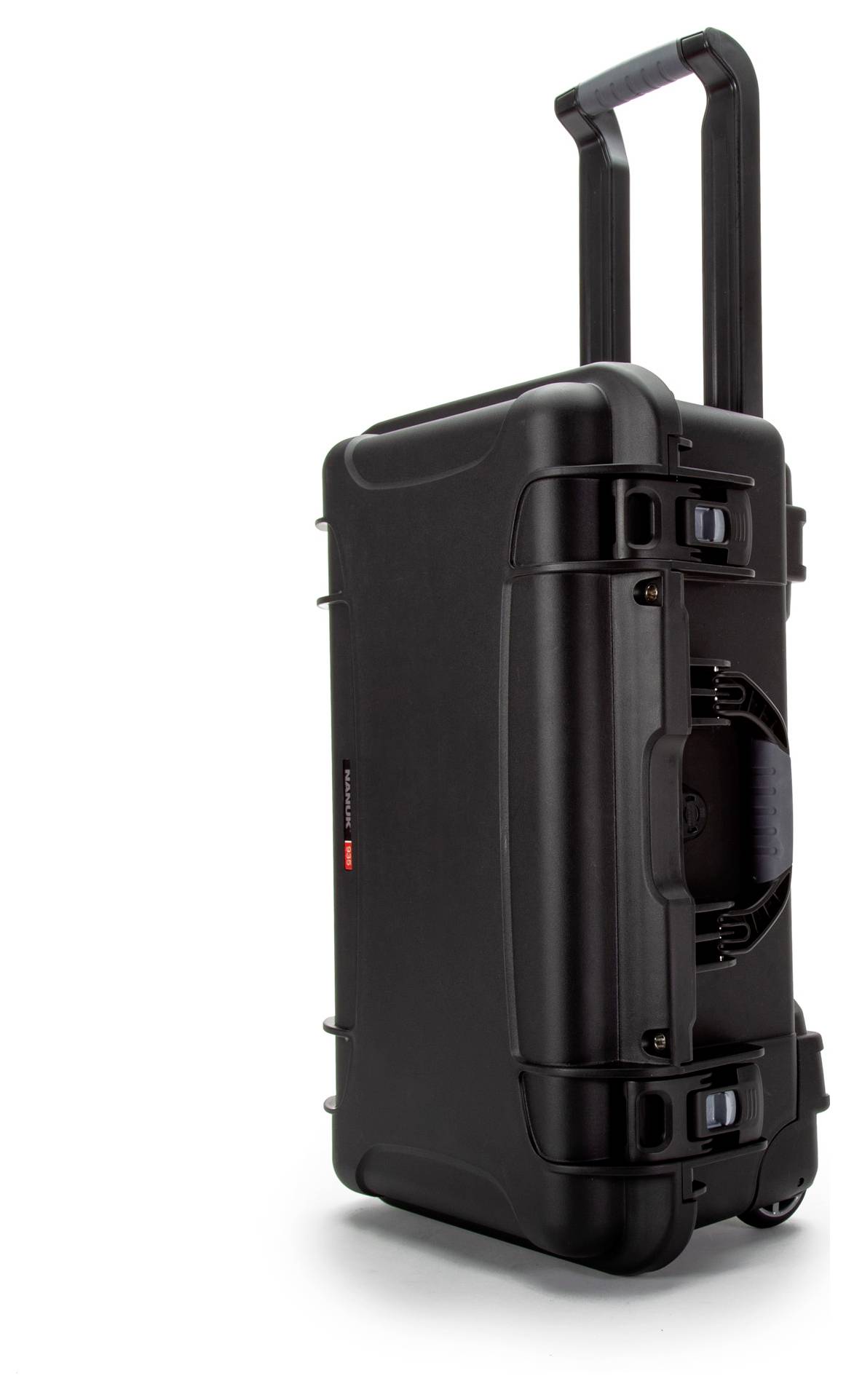 Ein schwarzer, robust aussehender Trolley-Koffer mit ausziehbarem Griff und Rädern, geeignet für den sicheren Transport von empfindlichen Gegenständen.