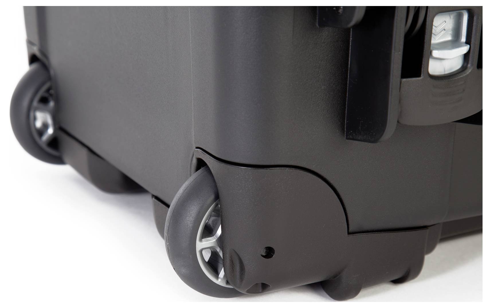 Ein schwarzer Koffer mit stabilen Rädern für einfaches Rollen auf verschiedenen Untergründen. Geeignet für Reisen oder Transport.