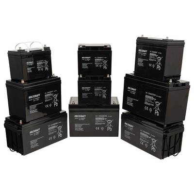 Mehrere gestapelte schwarze Batterien unterschiedlicher Größe mit Aufschriften und Symbolen auf einem weißen Hintergrund.