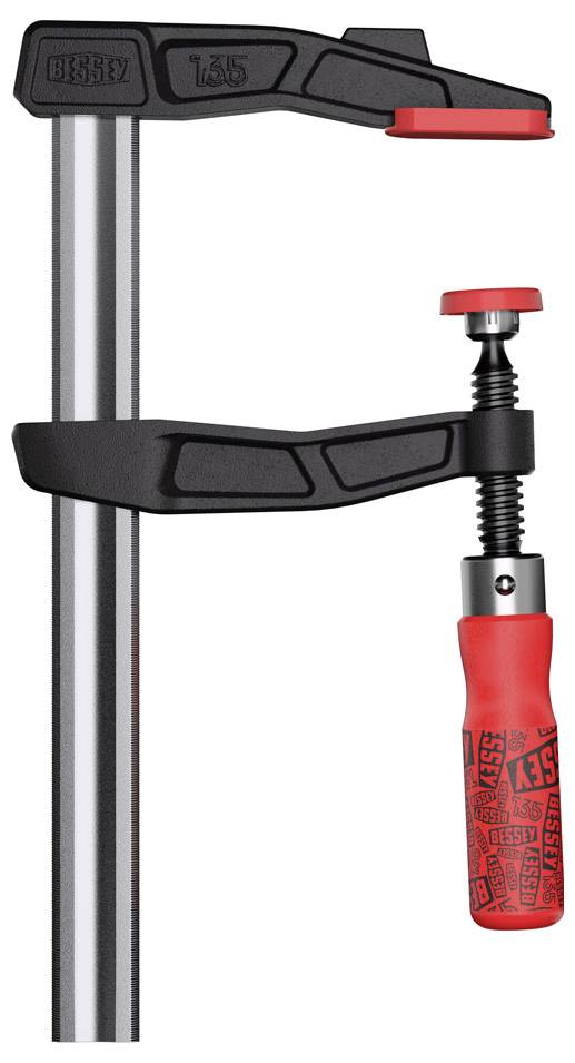 Eine Schraubzwinge aus Metall mit einem roten Griff und schwarzem Korpus. Sie dient zum Fixieren von Werkstücken beim Arbeiten.